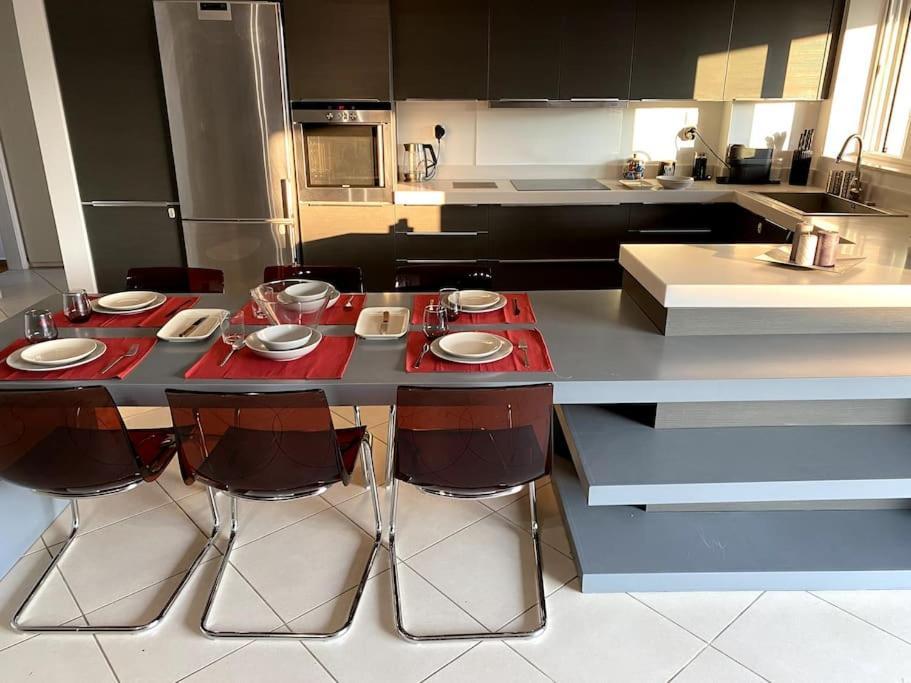 Spacious And Sunkissed 3Br & 2 Bathrooms Apartment Афины Экстерьер фото