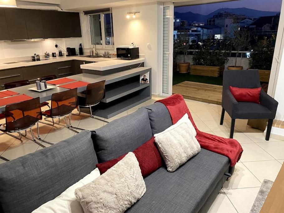 Spacious And Sunkissed 3Br & 2 Bathrooms Apartment Афины Экстерьер фото