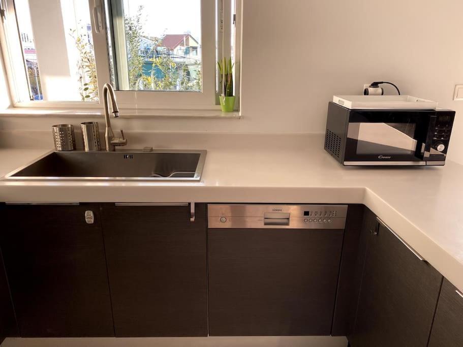 Spacious And Sunkissed 3Br & 2 Bathrooms Apartment Афины Экстерьер фото