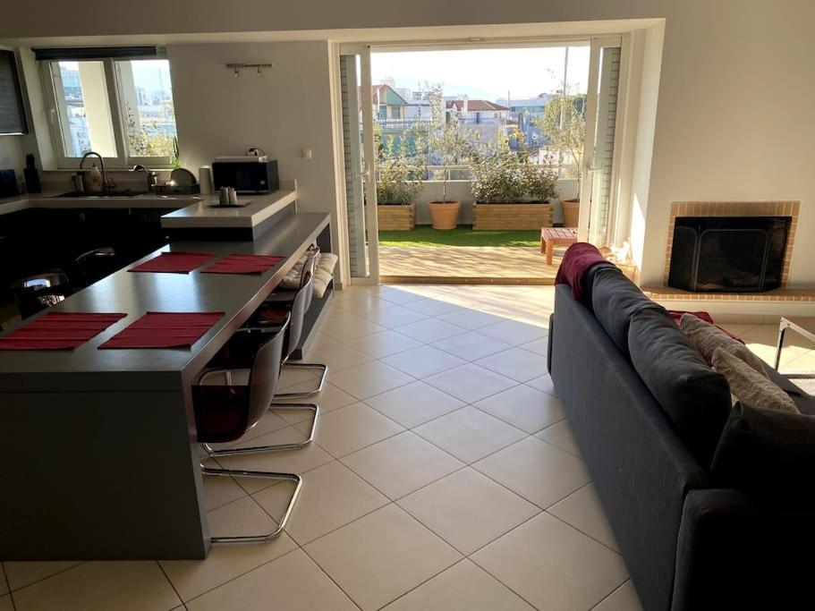 Spacious And Sunkissed 3Br & 2 Bathrooms Apartment Афины Экстерьер фото